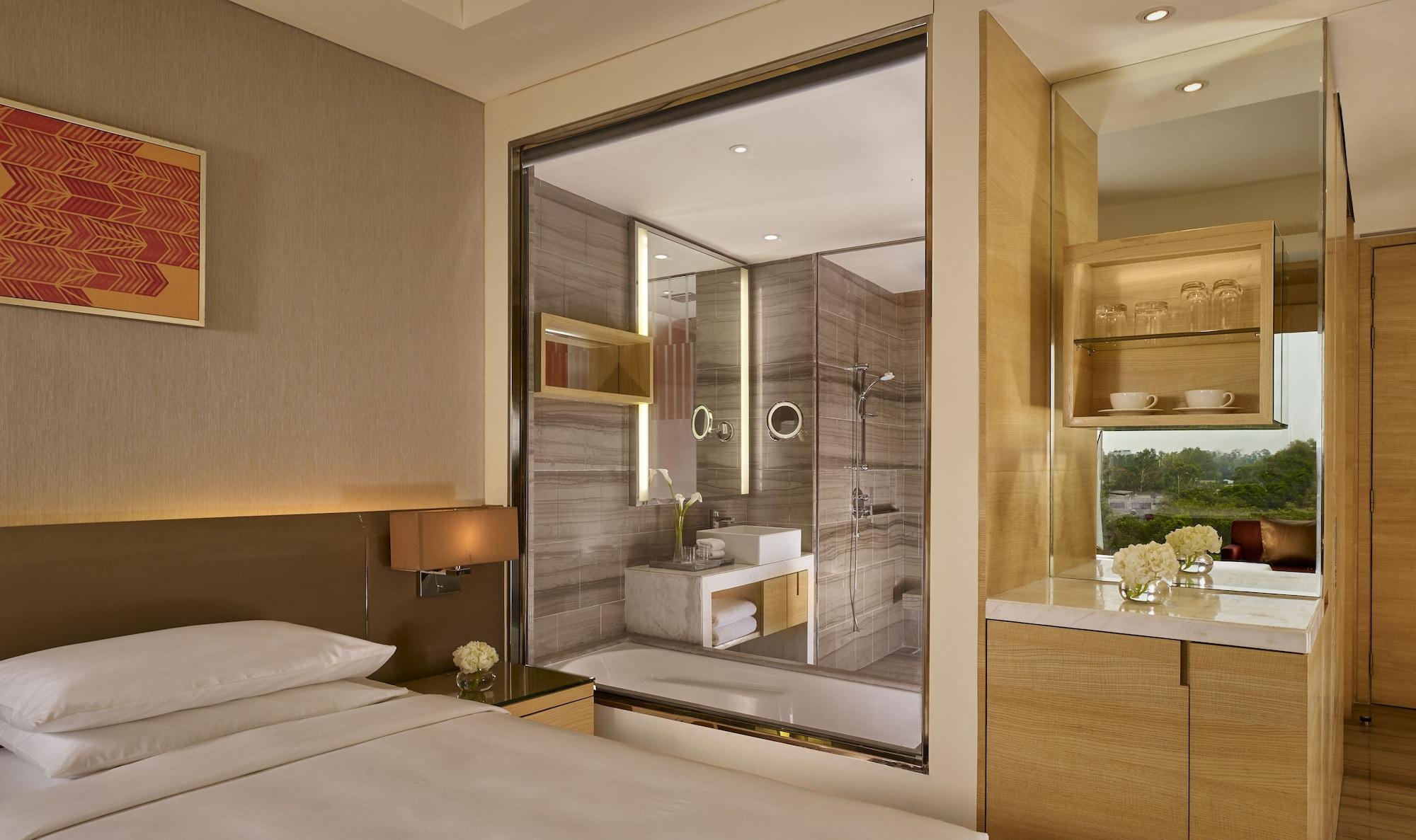 Hyatt Regency Chandīgarh エクステリア 写真 A bathroom with a glass shower enclosure