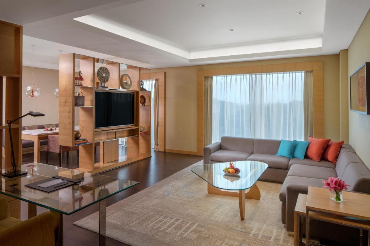 Hyatt Regency Chandīgarh エクステリア 写真 A living room in a suite at the hotel