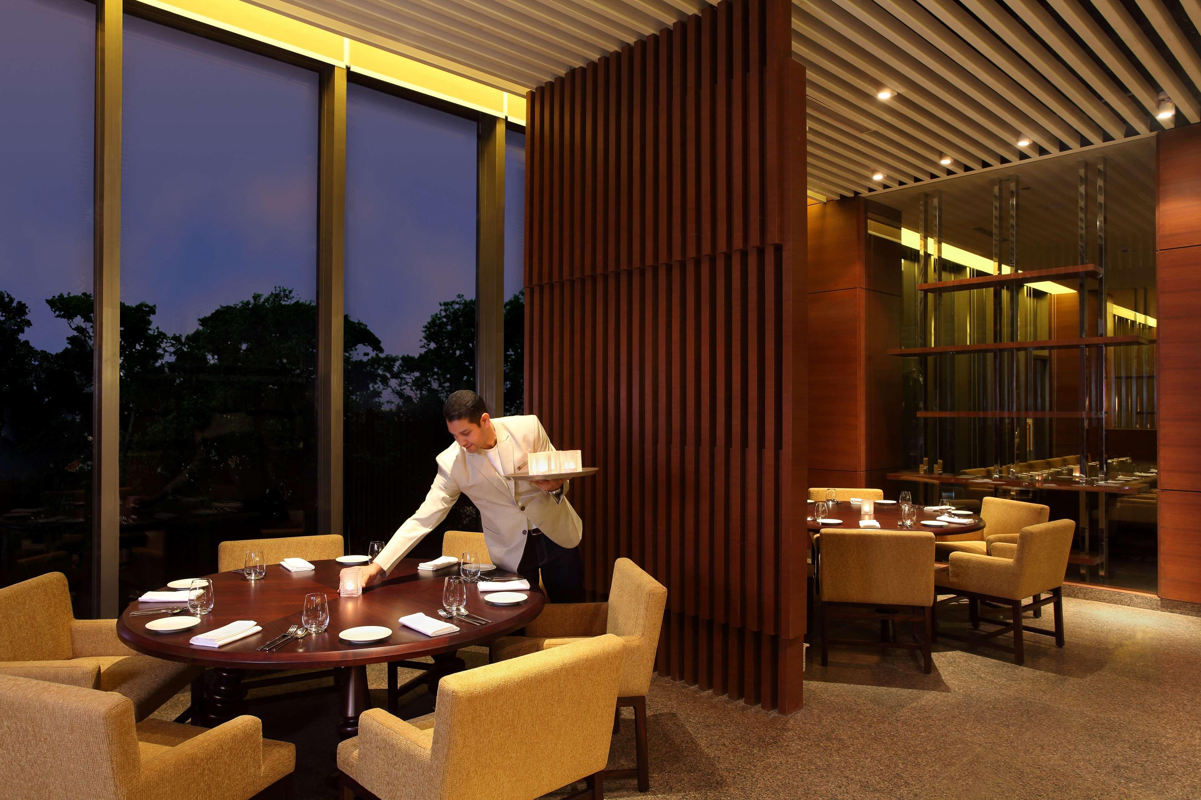 Hyatt Regency Chandīgarh エクステリア 写真 A restaurant in a hotel