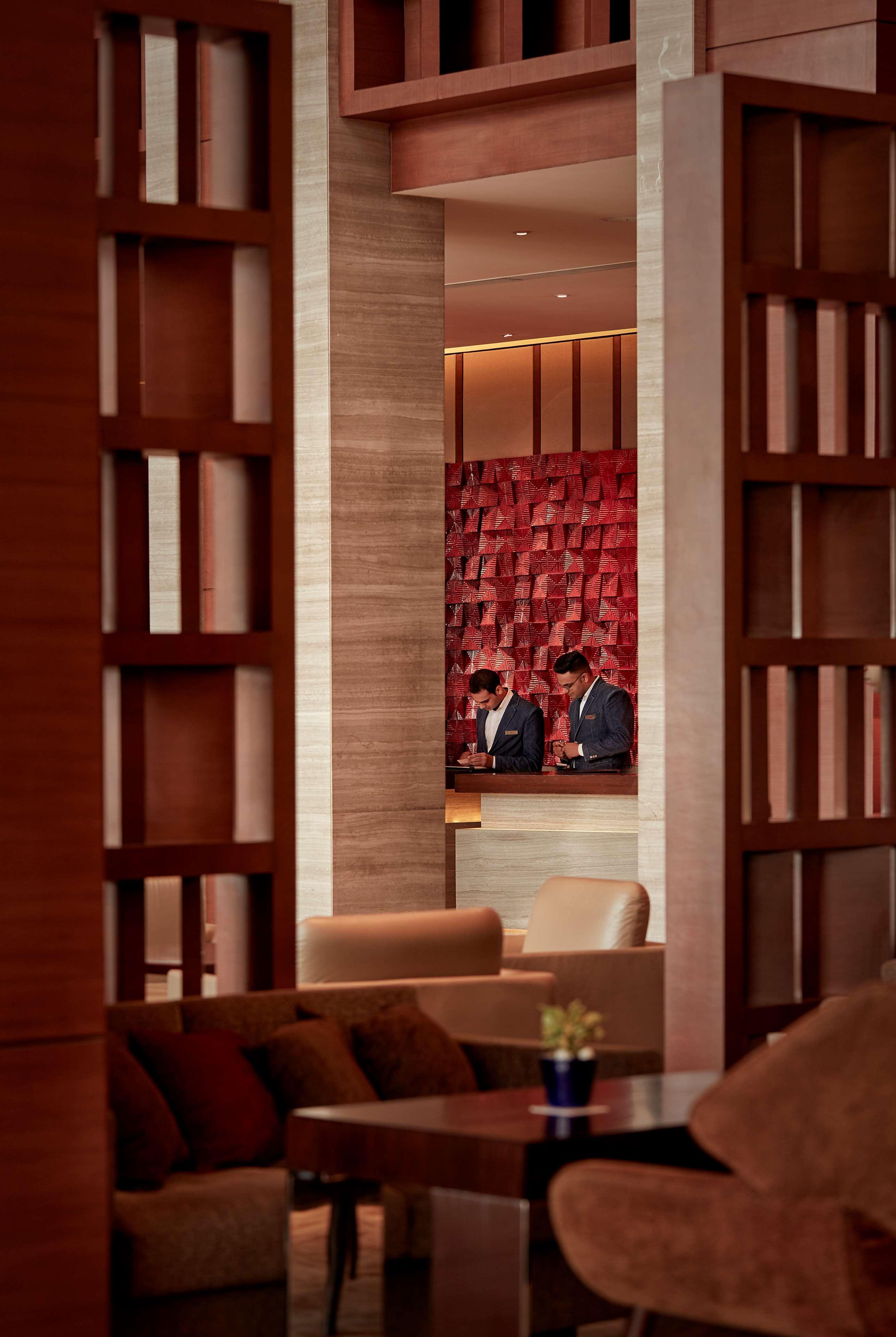 Hyatt Regency Chandīgarh エクステリア 写真 Concierge at the Concierge Desk